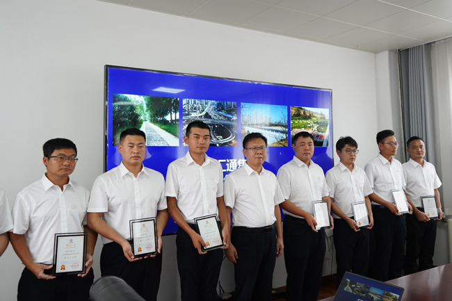 頒發(fā)聘書 頒發(fā)聘書